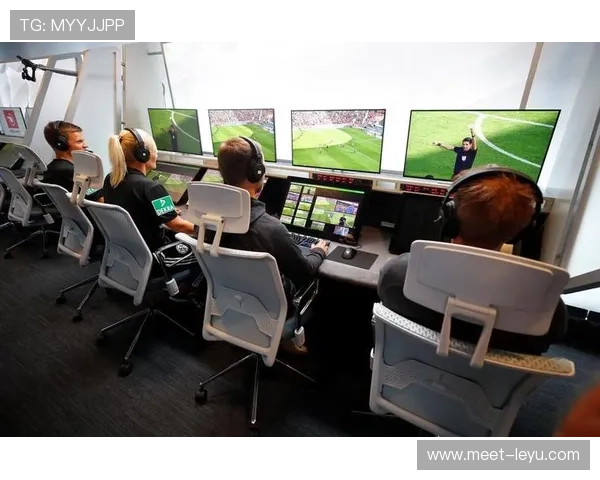 助理裁判在足球比赛中到底负责哪些关键判罚？