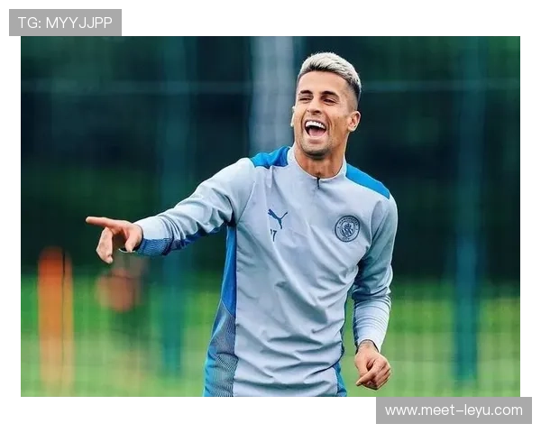 特伦特·亚历山大-阿诺德与坎塞洛：组织型边卫发展路径对比