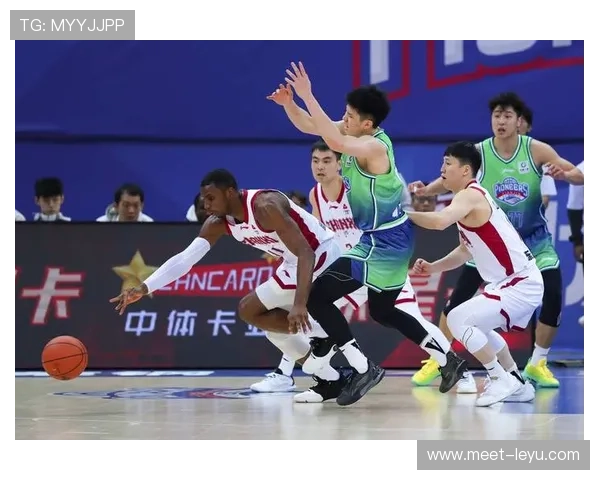 手部接触在篮球比赛中如何判定为合法防守还是犯规？